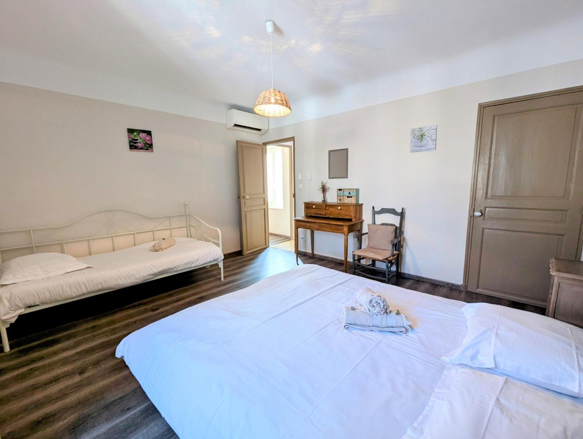 Felibrige - Clim - Cour Villa Arles Kültér fotó
